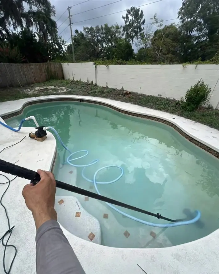 Weekly Pool Cleaning - Thumbnail 4